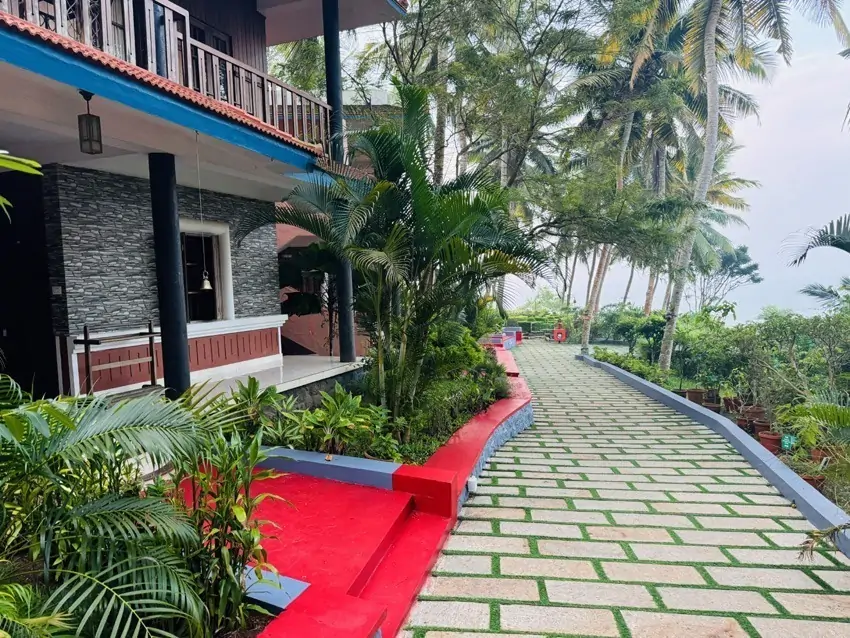 Dr. Shanthi Franklin treating patients at Shinshiva Ayurvedashram Kerala